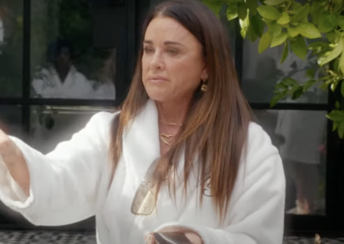 Kyle Richards Breaks Down Over Text Drama with Dorit's
