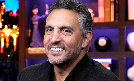 Mauricio Umansky Packs on PDA with Brunettes in Palm Springs as Kyle Richards Separation Continues Mauricio Umansky Packs on PDA with Brunettes in Palm Springs as Kyle Richards Separation Continues