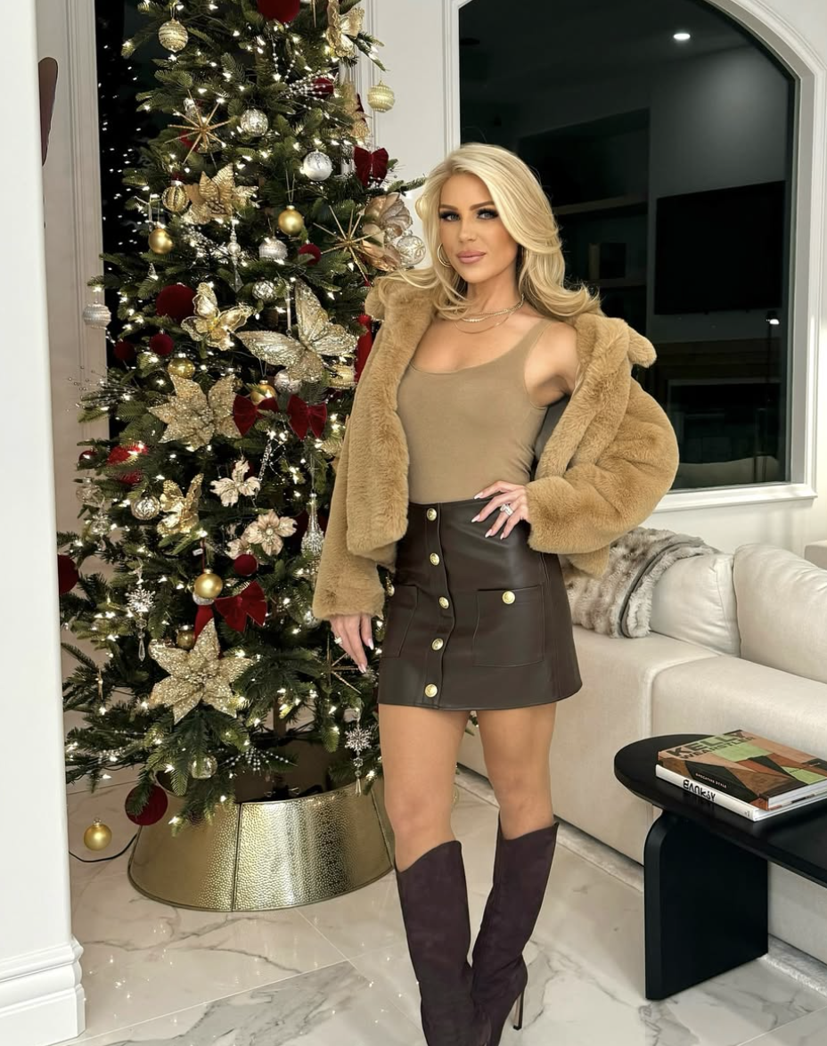 Emily Simpson Pokes Fun at Gretchen Rossi’s ‘Pioneer’ Look on RHOC; Describes Her Fashion As Costumes 