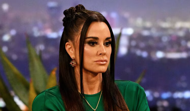 Lisa Barlow Says She “Wins Every Reunion” As Kyle Richards Compares Housewives Reunions To Boxing 7 Lisa Barlow Says She “Wins Every Reunion” As Kyle Richards Compares Housewives Reunions To Boxing